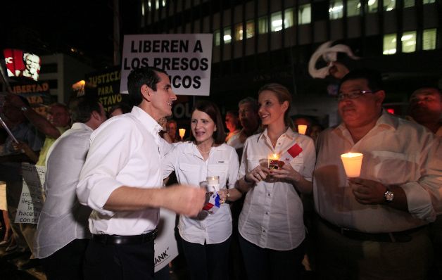 Marta Linares de Martinelli lidera las protestas por arrestos contra exfuncionarios.  / Foto Edwin González 