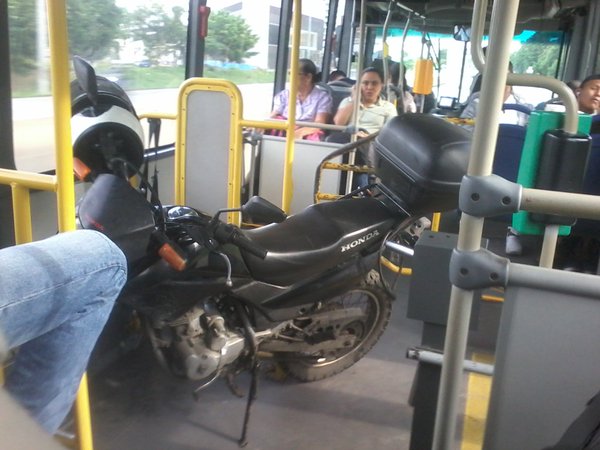 Motocicleta dentro de un metrobus genera asombro entre usuarios | Panamá América