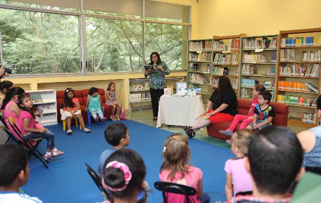 Briseida Bloise presenta a  Liza Di Georgina a los entusiastas niños.   