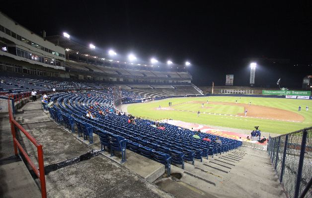 Probeis comenzó el jueves con el partido entre las Águilas y los Indios, un duelo que se realizó ante la mirada de pocos asistentes.  / Anayansi Gamez