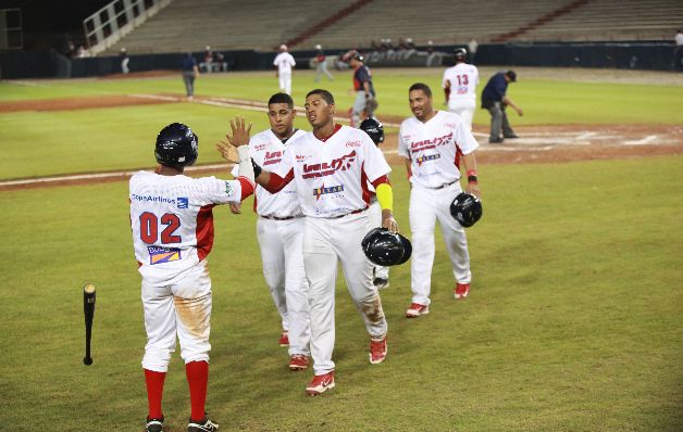 Águilas vuelan alto y vencen a los Nacionales 