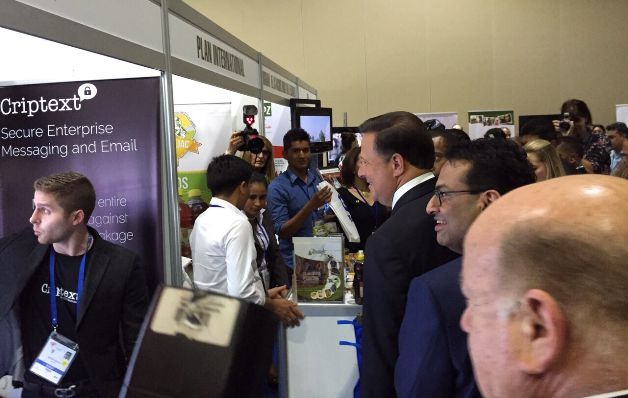 El propio presidente Juan Carlos Varela promocionaba en ferias de tecnología la aplicación Criptext.  / Archivo