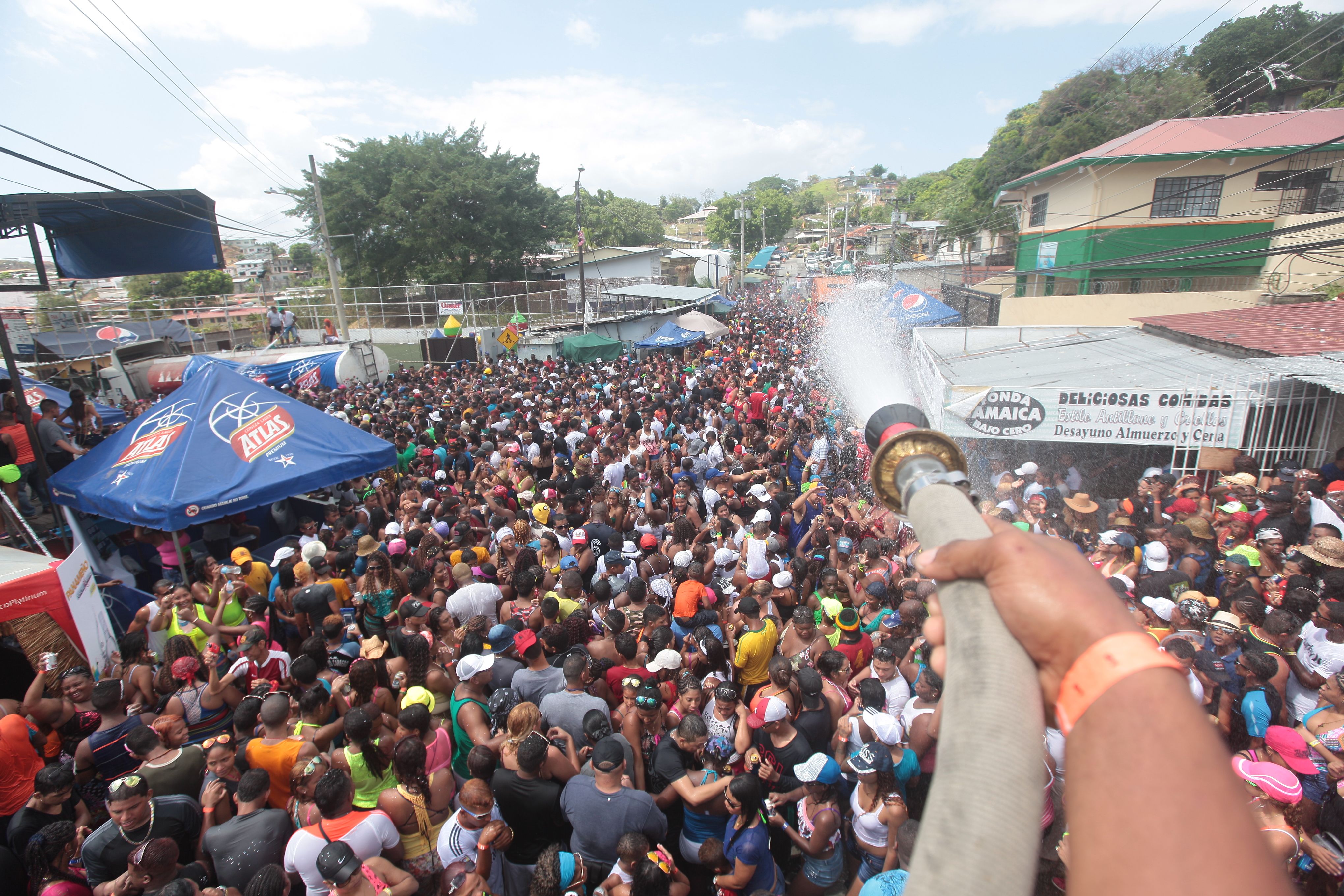 Carnaval desafía     a 'El Niño' y el    desinterés de las empresas 