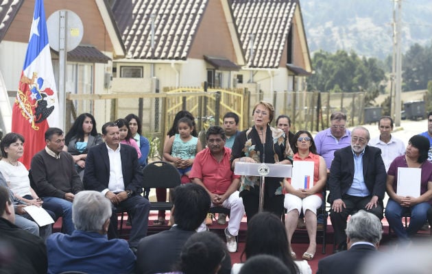 La presidenta de Chile, Michelle Bachelet, entrega escrituras a damnificados. Foto:EFE