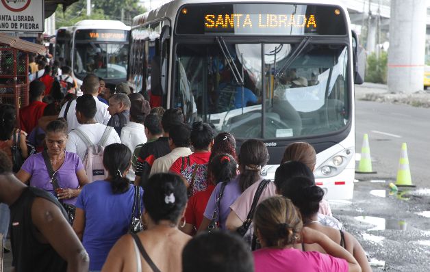 A diario, miles de personas tienen que esperar horas en las paradas para poder abordar un metrobús.  / Archivo