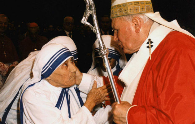 La madre Teresa y Juan Pablo II. Foto/ AP