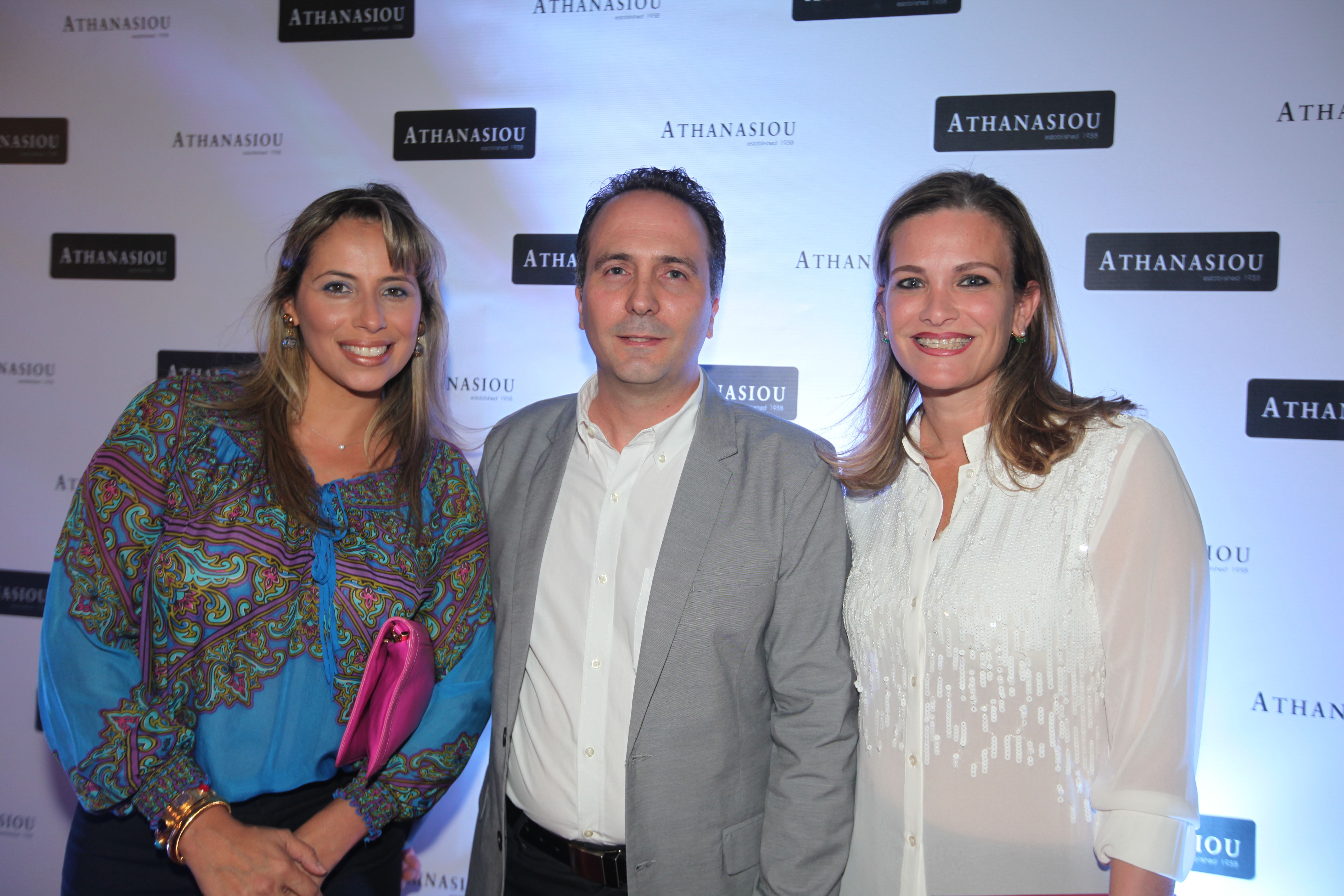 2. Johana Contreras, Gian Franco Petrella y Cinzia de Delgado. 