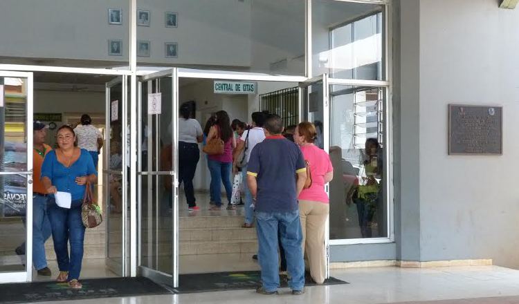 Los pacientes que asisten a este hospital del Minsa son atendidos entre limitaciones.