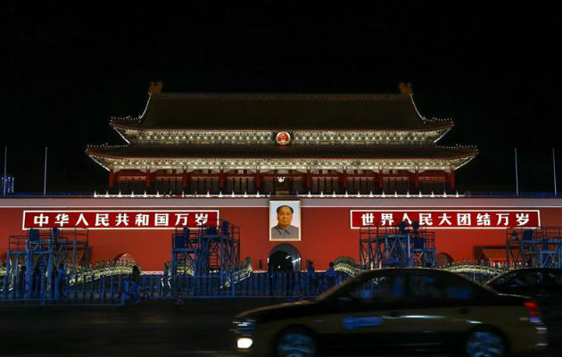 Vista de la fachada de la Ciudad Prohibida en la plaza de Tiananmen, en Pekín. Foto/ EFE