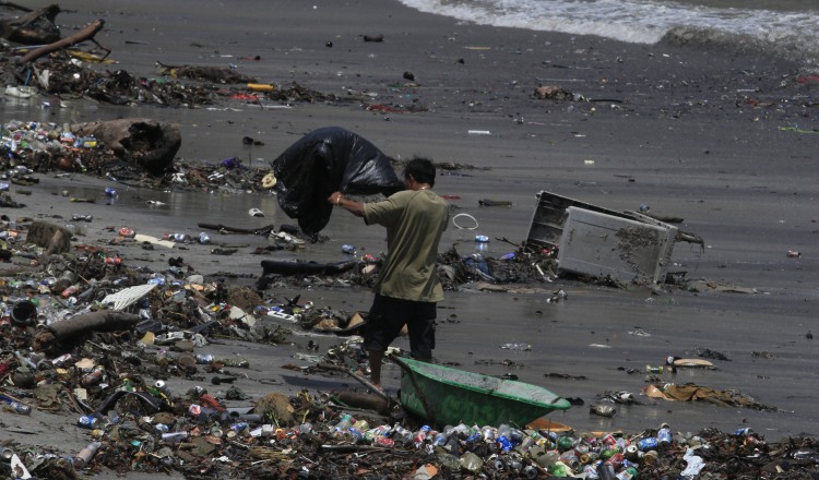 En 2014, se recolectaron 36 toneladas de basura durante la limpieza de playas. /Foto Víctor Arosemena