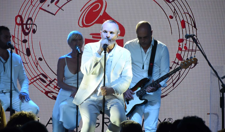 En total, Miguel Bosé entonó seis canciones,  en las que su voz resaltó tan potente, limpia y clara. /Foto Marlys Dominguez