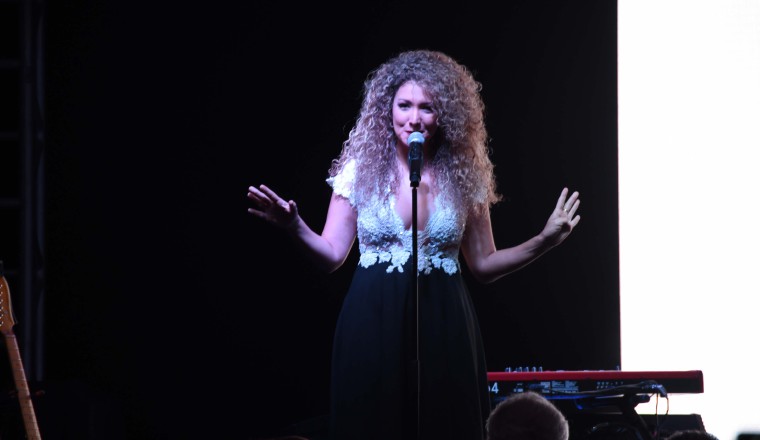 Erika Ender fue la encargada de presentar a Bosé. 