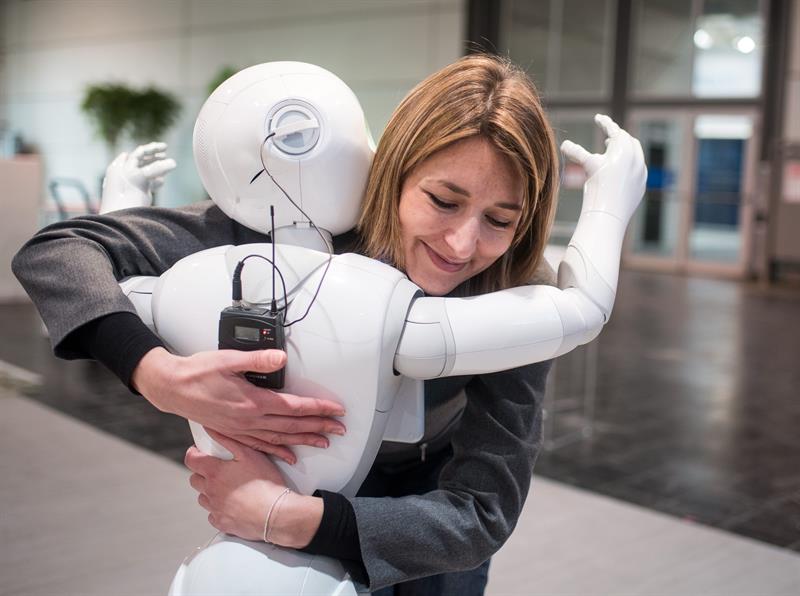 El padre de Pepper inventa un nuevo robot para remediar la soledad | Panamá  América