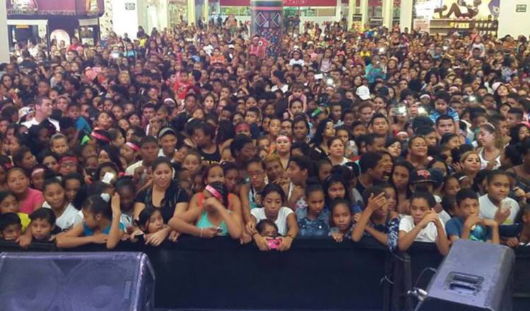 Los presentadores Bettina y Domil también asistieron al evento para toda la familia.