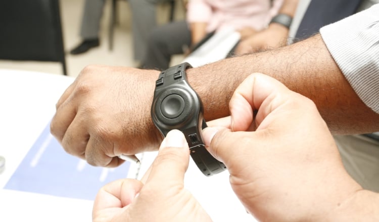 El brazalete se aplica a ciertas personas en Panamá /Foto Archivo