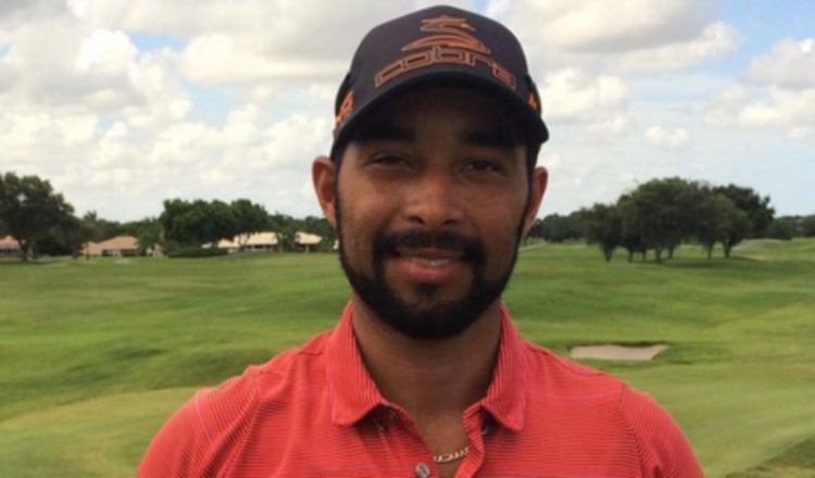 Omar Tejeira muestra su membresía. /Foto PGATourLA