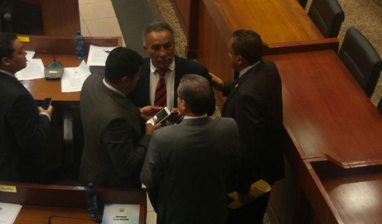 Al final, el diputado Carlos Santana cedió la presidencia de la Comisión de Presupuesto a su copartidario Jorge Iván Arrocha. Víctor Arosemena