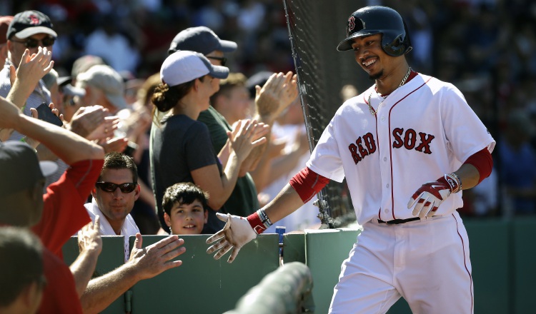 EL RELEVISTA  Mookie Betts esperó hasta donde pudo por un