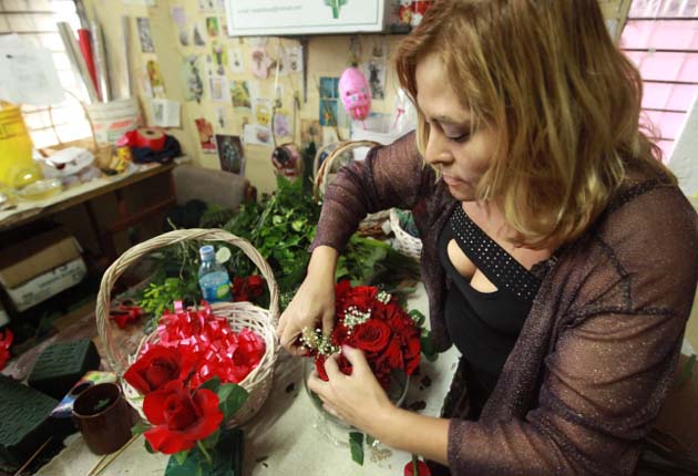 Importadores de flores: Como una forma de buscar alternativas, los empresarios   empezaron a importar flores desde Holanda, las cuales son más finas y más costosas,  pero según los mismos,  la gente sigue comprando las colombianas.