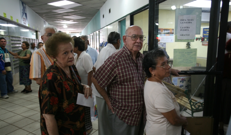 Mientras que la población se queja a menudo del alto costo de la vida, cuando se jubilen solo devengarán un 60% de su salario actual. /Foto Archivo