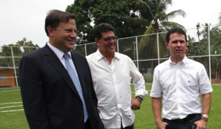 Peter Vallarino, junto al presidente Varela, en  entrega de canchas del programa Mi Escuela Primero. /Foto Archivo