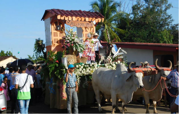 Se observa en una carretera a Allison Guerra, reina de la Semana del Campesino en Santa Ana de Los Santos. Foto: Zenaida Vásquez