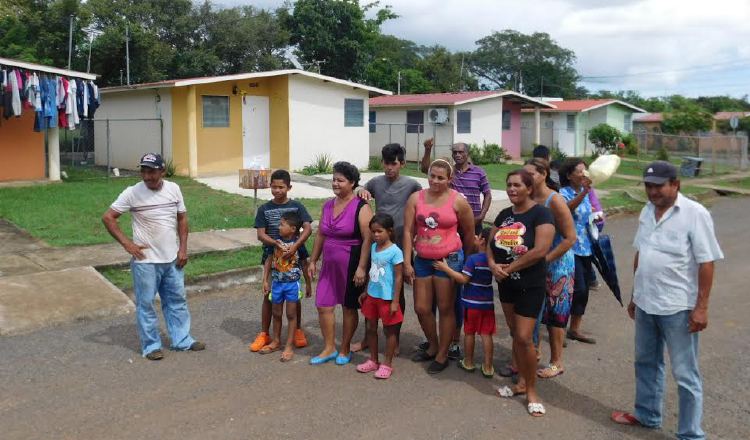 Con ánimos caldeados, residentes alegan que los amenazan. /Foto Zenaida Vásquez 