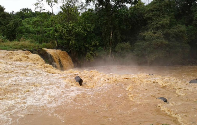 Nivel del agua en el río Caimito. Foto: Eric Ariel Montenegro. 