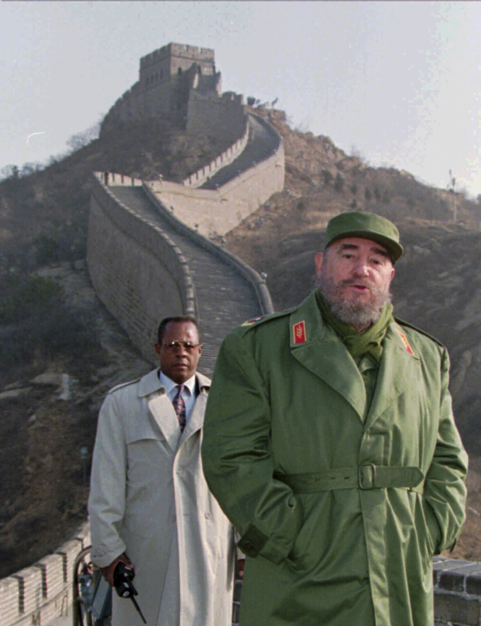 Fidel en la gran muralla China. 