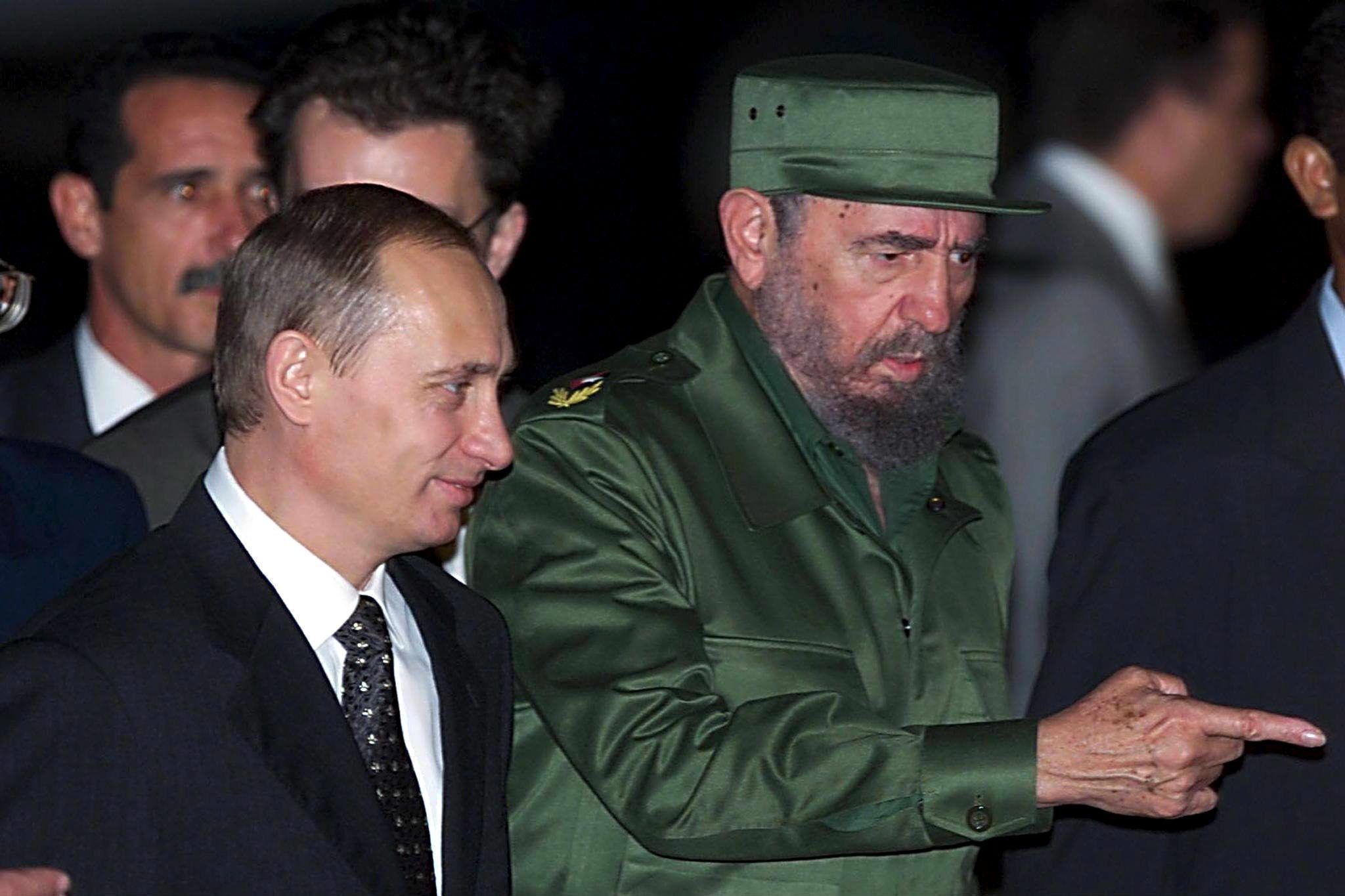 El 13 de diciembre de 2000 el presidente de Cuba, Fidel Castro (d), junto al presidente ruso, Vladimir Putin en el aeropuerto de José Marti en La Habana (Cuba).