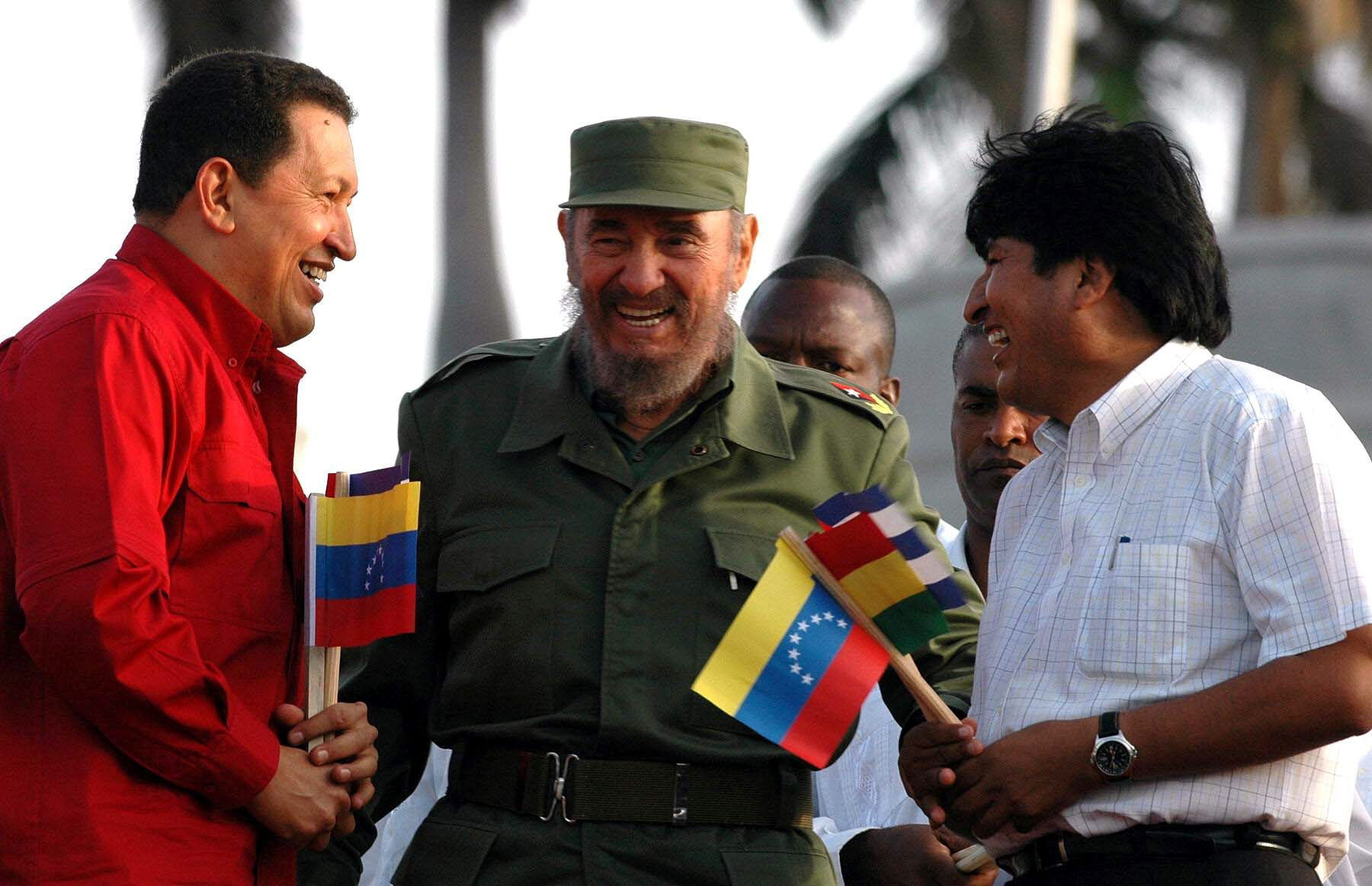 Junto a Hugo Chávez y Evo Morales en acto celebrado en la plaza de la Revolución de La Habana, para conmemorar el primer aniversario de la Alternativa Bolivariana para las Américas (ALBA). 