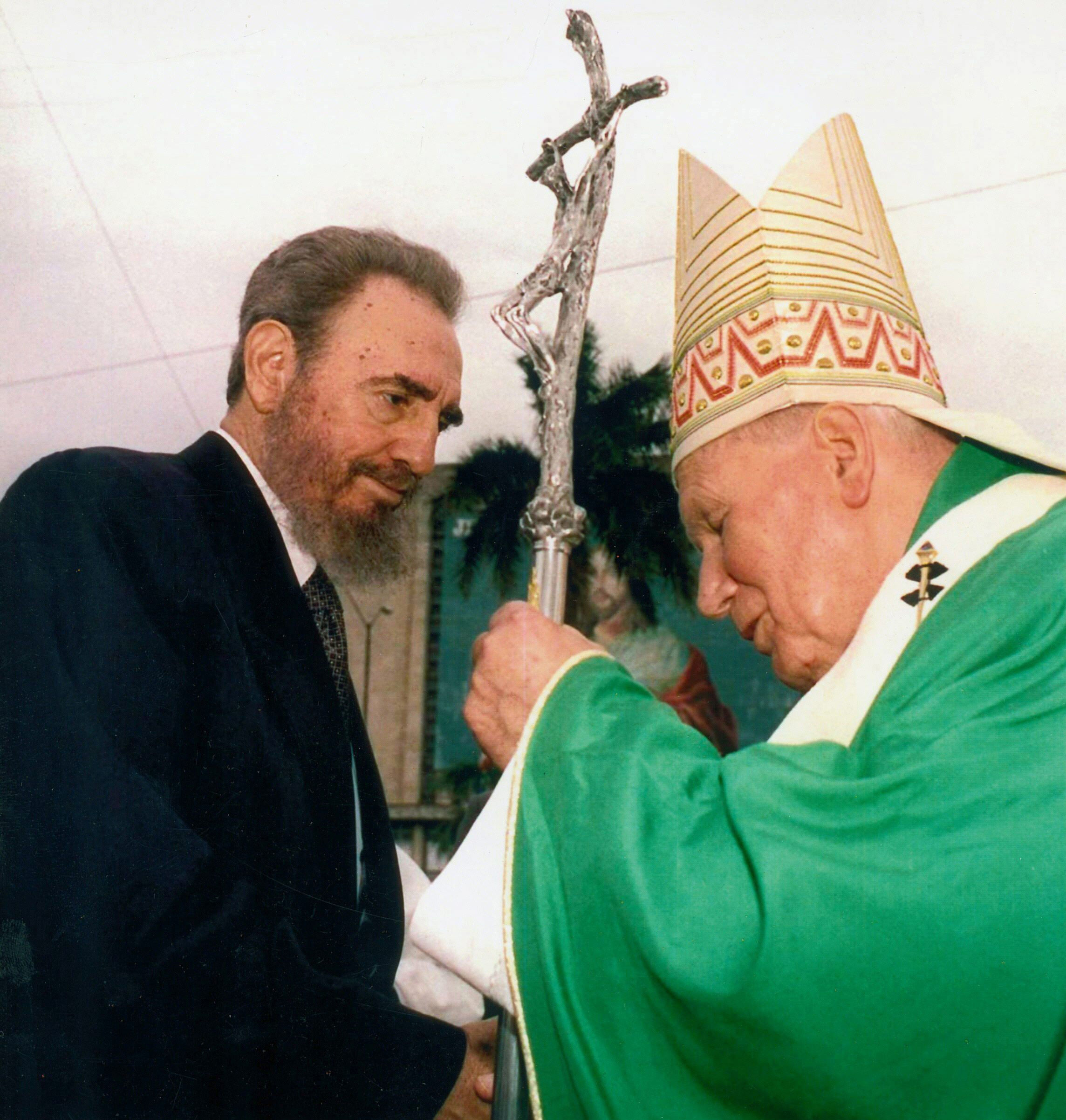 Fidel Castro junto al papa Juan Pablo II, en la plaza de la Revolución de La Habana.