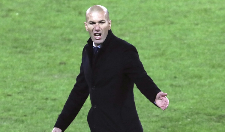 Zinedine Zidane está en su segunda temporada con el Madrid. /Foto AP