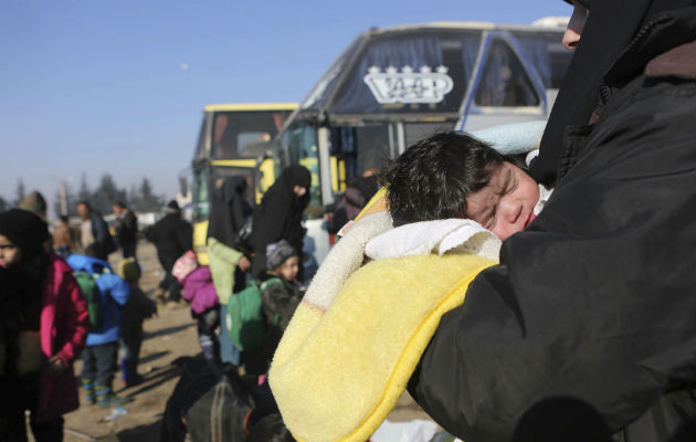 Las evacuaciones dieron inicio la semana pasada luego que la oposición siria accedió entregar sus últimas posiciones en el este de Alepo. Desde entonces, cerca de 35,000 combatientes y civiles han salido de la ciudad, de acuerdo con Naciones Unidas. FOTO/AP