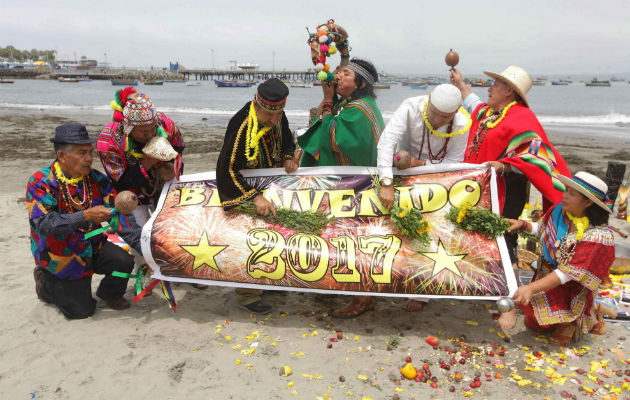 Los chamanes peruanos le dan la bienvenida al 2017. FOTO/EFE