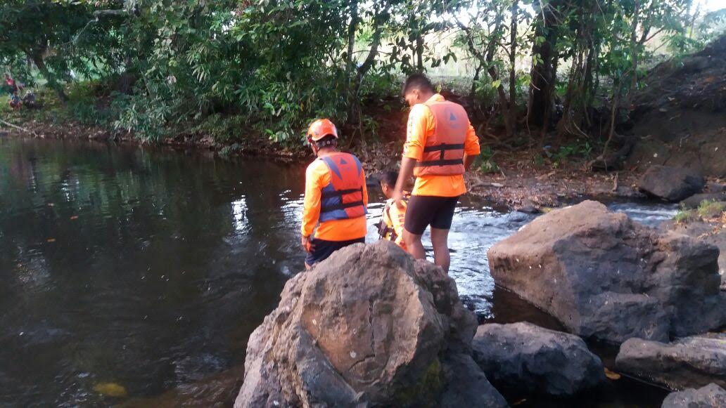 El cadáver fue encontrado a unos 10 pies de profundidad del río.  