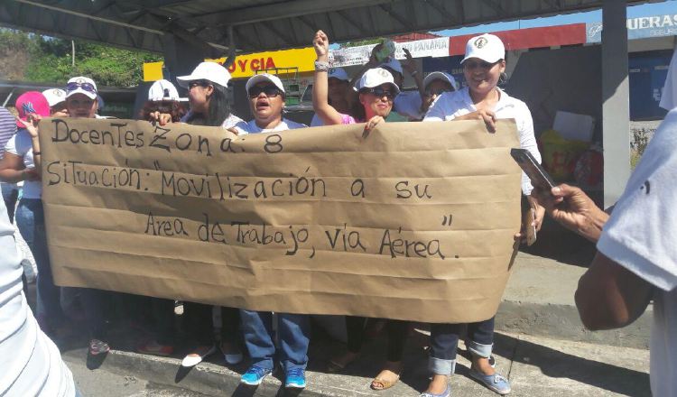 Los docentes, utilizando pancartas, exigen a las autoridades educativas apoyo para viajar por aire. /Foto José Vásquez 