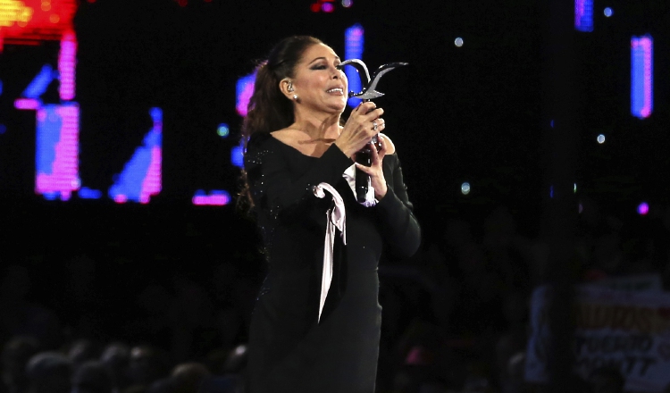 Homenajeó a su fallecido compadre, Juan Gabriel. /Foto Archivo