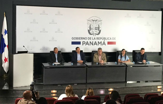 Ministro del Minsa y su equipo en conferencia de prensa.