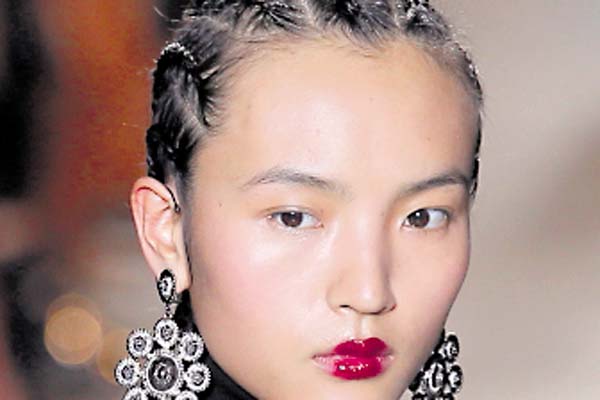 Trenzas. En París, Andrew GN acompañó su colección con recogidos de trenzas, un clásico que seguirá en boga. Este peinado te permitirá lucir aretes grandes, una tendencia que veremos esta temporada.