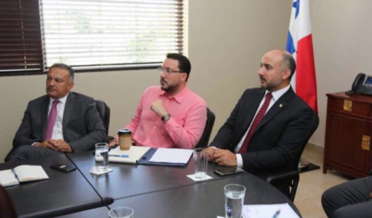 Gerardo Varela en reunión con el administrador de la Autoridad Marítima de Panamá, Jorge Barakat. /Foto Cortesía 