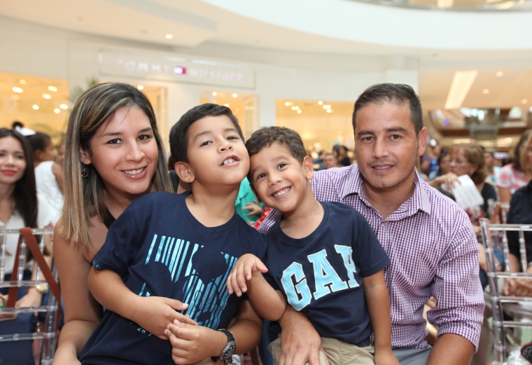 5. María Cristina Rojas, Diego Andrés Melo, Felipe Andrés Melo y Johan Melo.