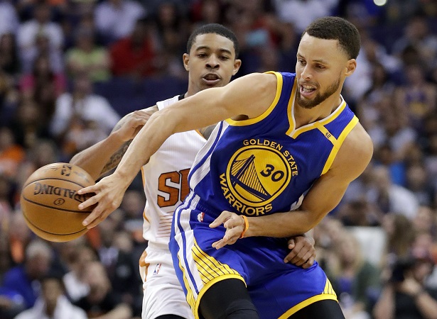 Stephen Curry anotó 42 puntos ayer. Foto/AP