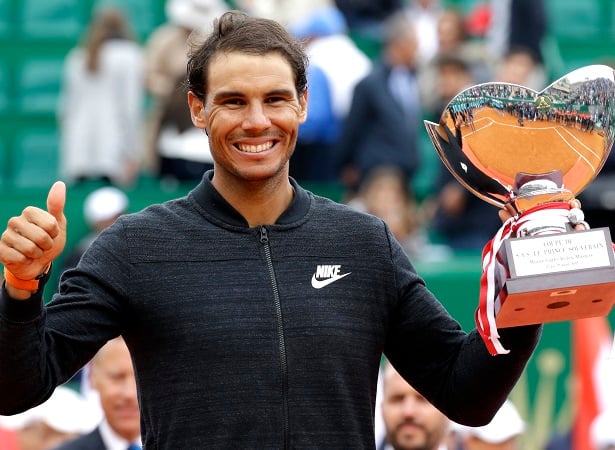 Nadal posa con su trofeo. Foto/AP