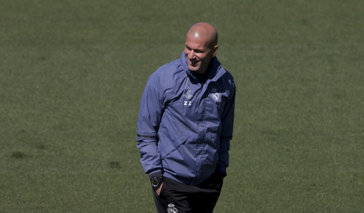 Zinedine Zidane sigue de cerca el entreno. /Foto AP