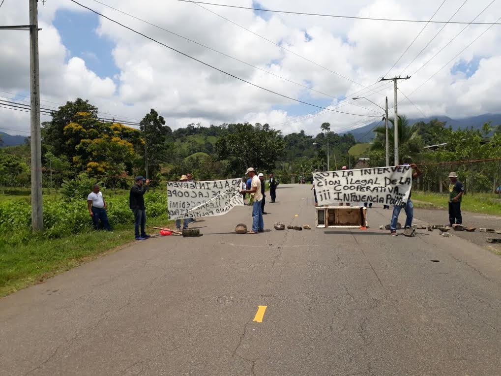 Nadie pasa en la vía. Fotos: Leonardo Machuca. 