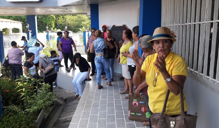 Amenazan con ir a las calles si  no les devuelven las libretas. /Foto Elena Valdez 