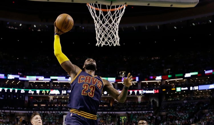 LeBron James (23) ataca el aro de los Celtics de Boston. AP