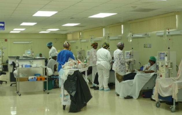 En el centro de atención para pacientes renales en Colón, se atienden en promedio a 135 personas. FOTO/Diómedes Sánchez