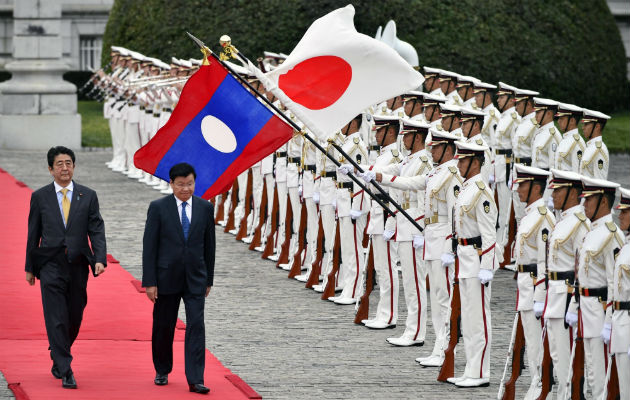 Sinzo Abe (i), primer ministro nipón. Foto: EFE